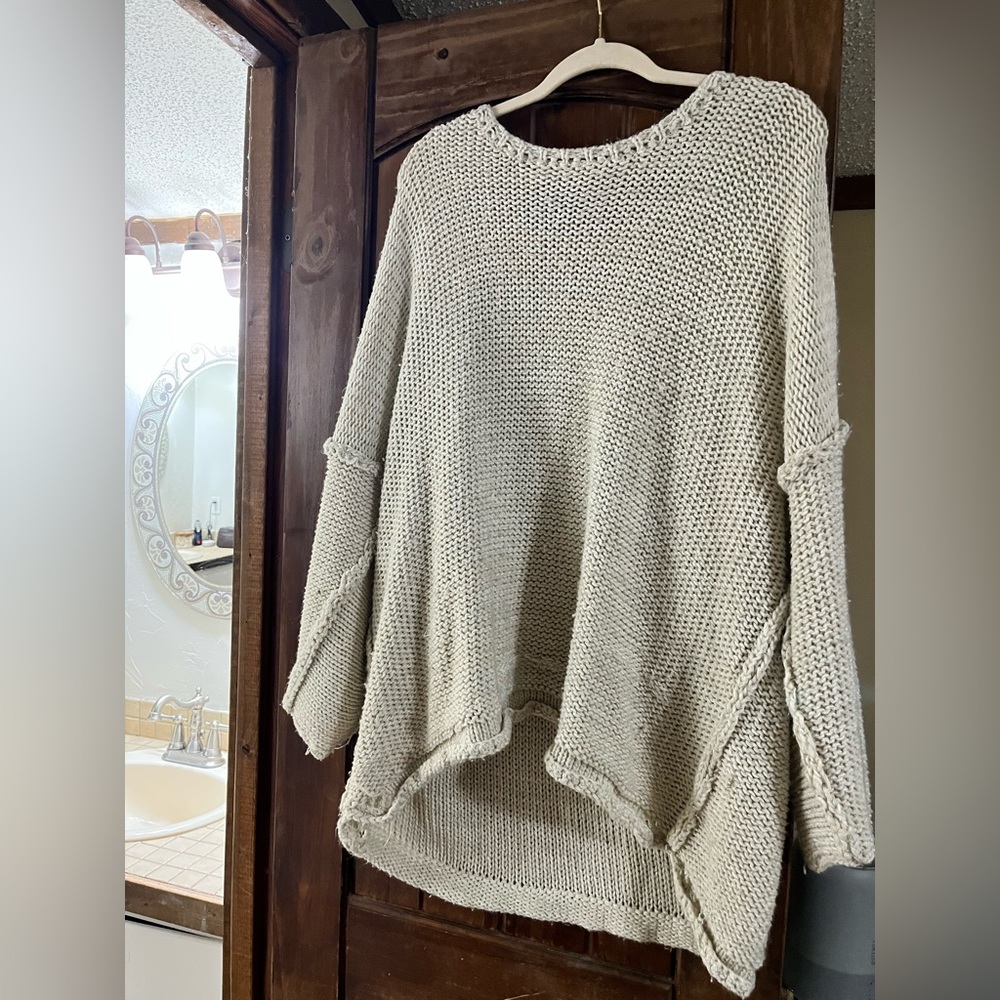 Adorable oversized free people style knit sweater!